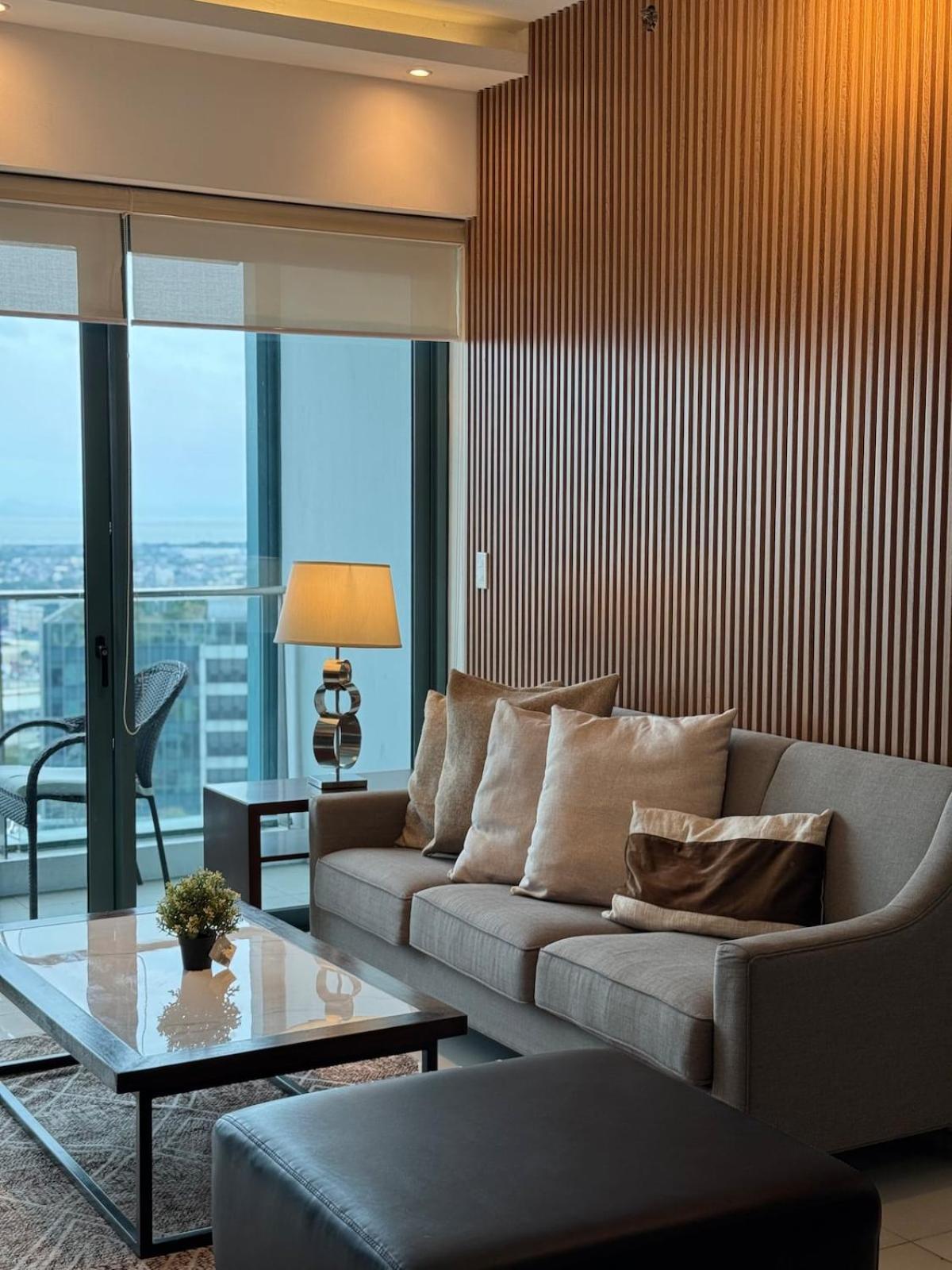 Bgc One Uptown Premium 2br With Balcony Near Supermarket, Malls And Restaurants * Manila