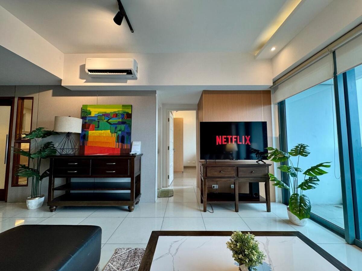 Bgc One Uptown Premium 2br With Balcony Near Supermarket, Malls And Restaurants Apartment Manila