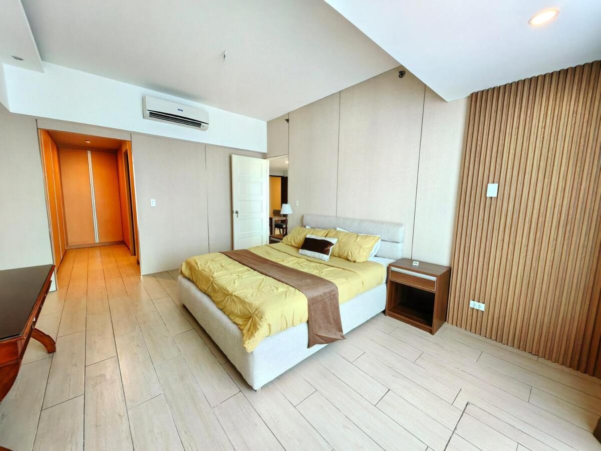 Bgc One Uptown Premium 2br With Balcony Near Supermarket, Malls And Restaurants