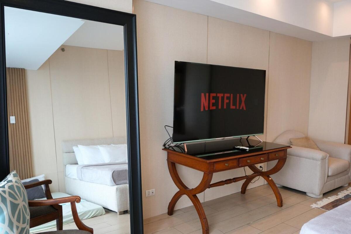 Bgc One Uptown Premium 2br With Balcony Near Supermarket, Malls And Restaurants * Manila