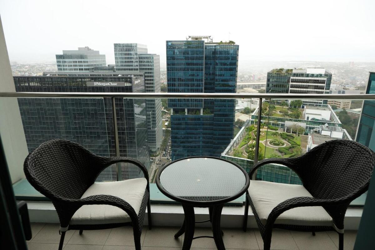 Bgc One Uptown Premium 2br With Balcony Near Supermarket, Malls And Restaurants Manila