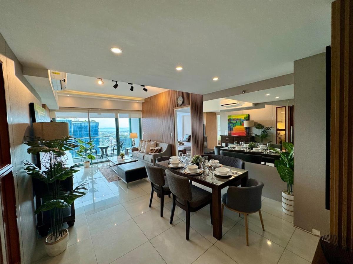 Bgc One Uptown Premium 2br With Balcony Near Supermarket, Malls And Restaurants