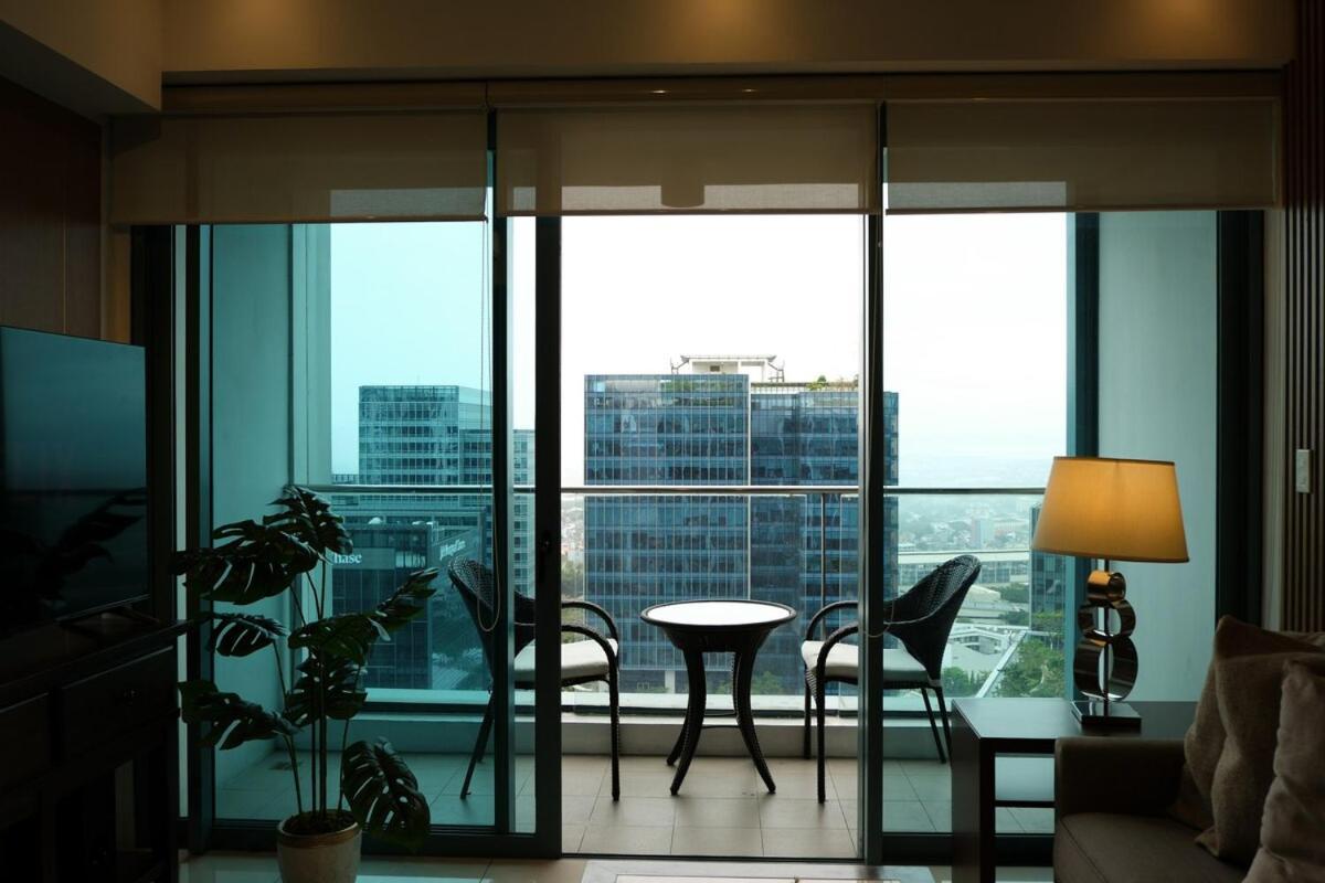Bgc One Uptown Premium 2br With Balcony Near Supermarket, Malls And Restaurants