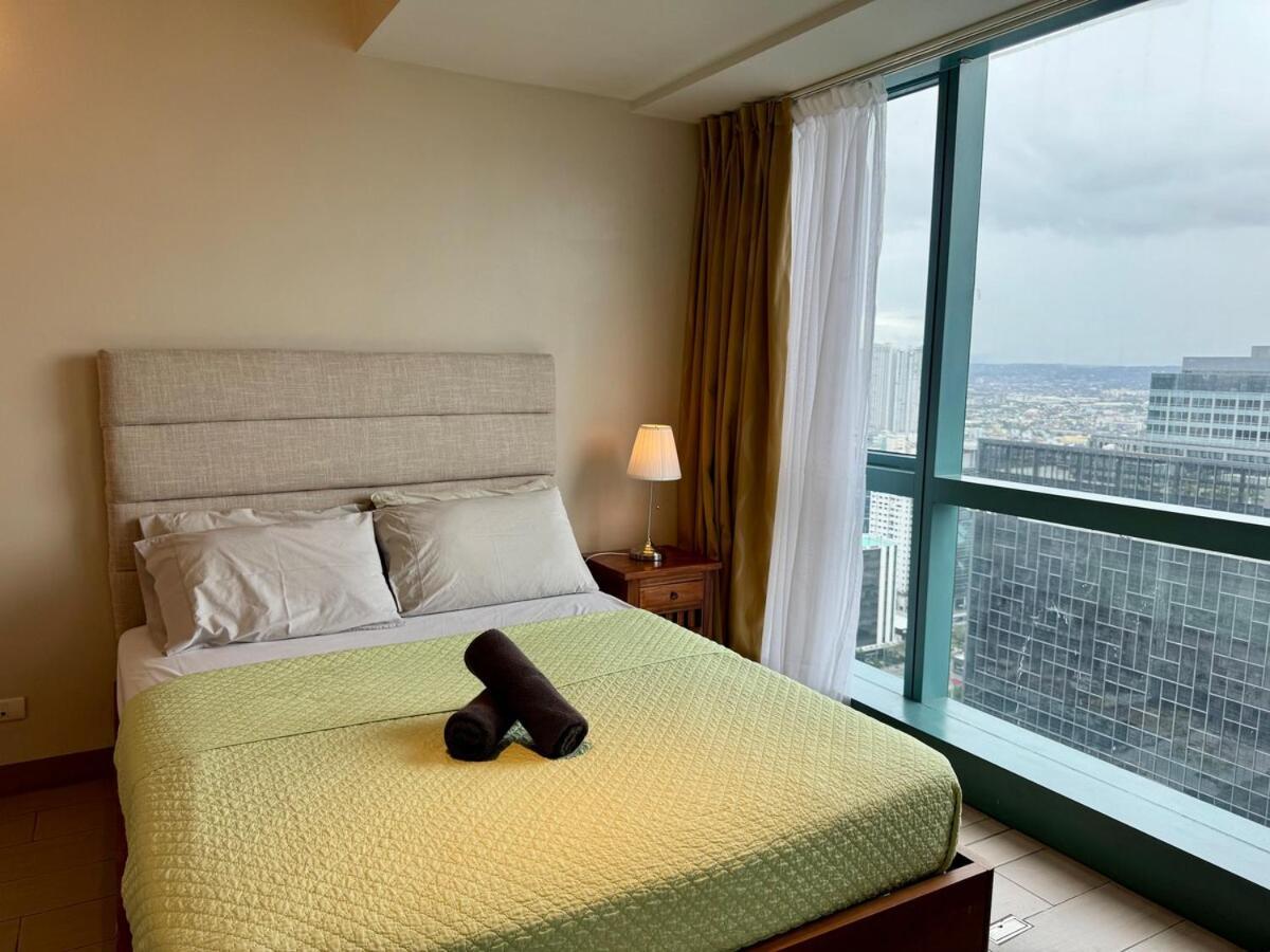 Bgc One Uptown Premium 2br With Balcony Near Supermarket, Malls And Restaurants * Manila