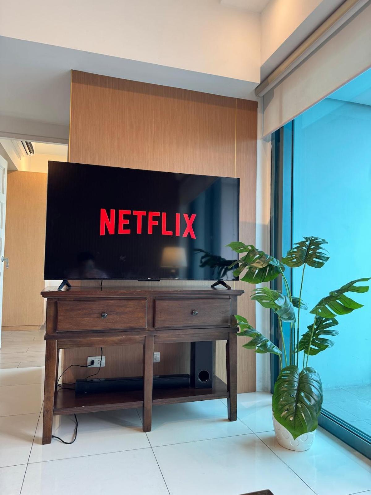 Apartment Bgc One Uptown Premium 2br With Balcony Near Supermarket, Malls And Restaurants