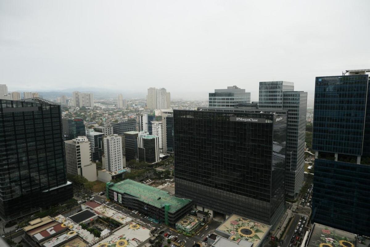 Apartment Bgc One Uptown Premium 2br With Balcony Near Supermarket, Malls And Restaurants
