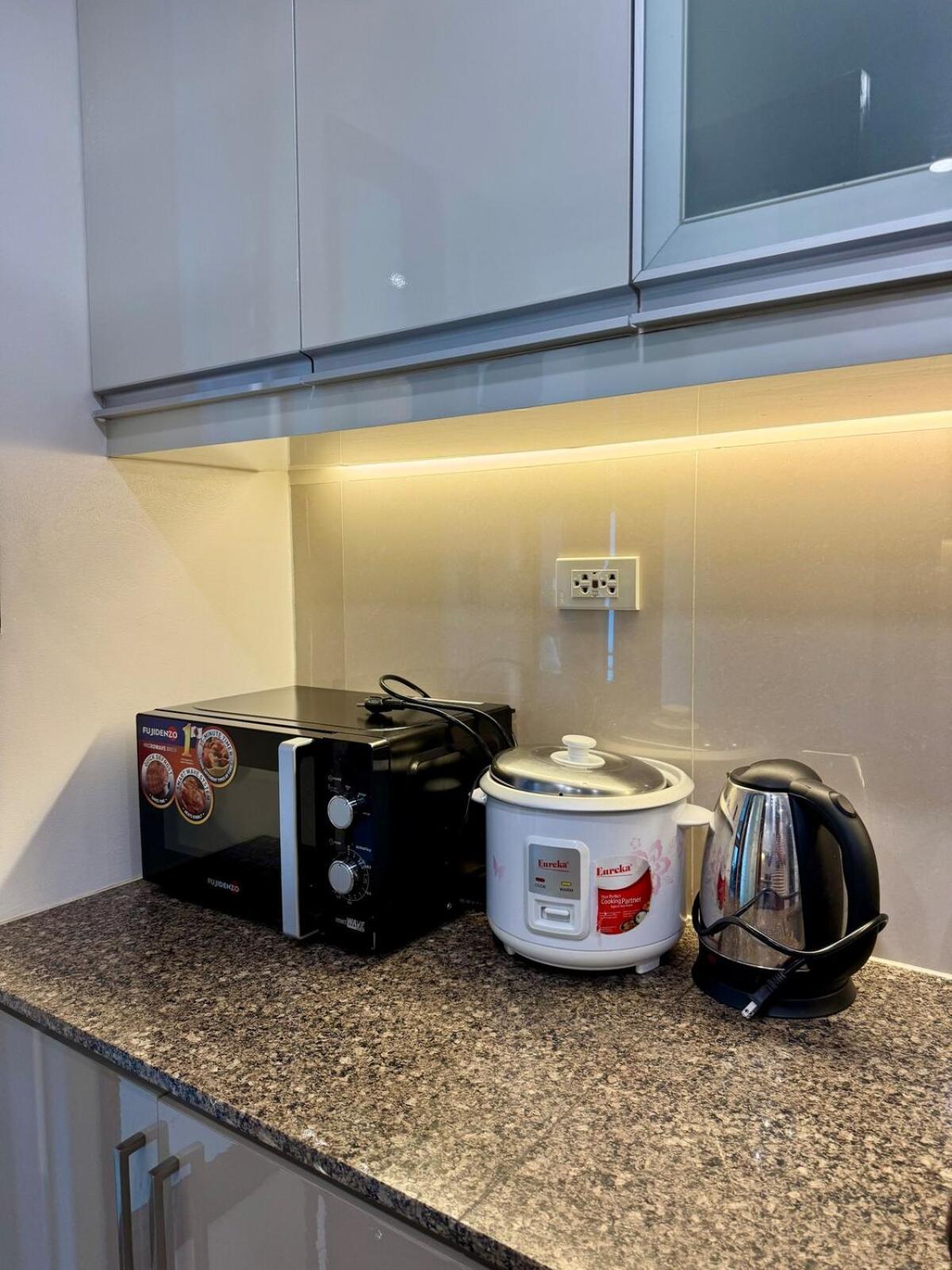Bgc One Uptown Premium 2br With Balcony Near Supermarket, Malls And Restaurants Manila