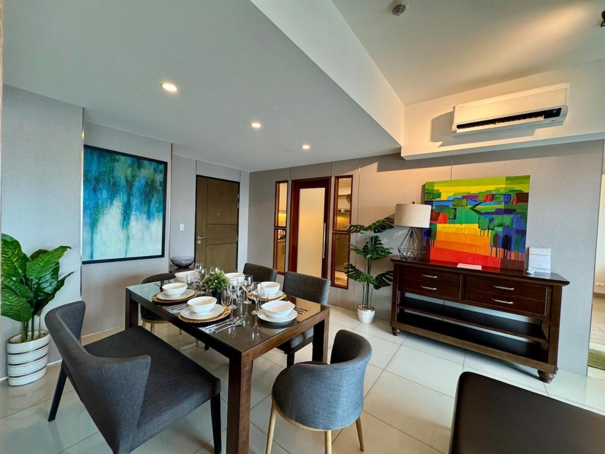 Bgc One Uptown Premium 2br With Balcony Near Supermarket, Malls And Restaurants * Manila