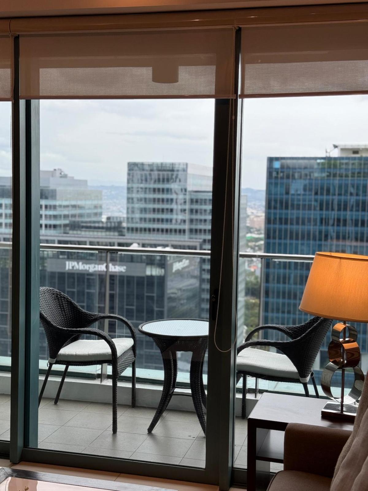 Apartment Bgc One Uptown Premium 2br With Balcony Near Supermarket, Malls And Restaurants