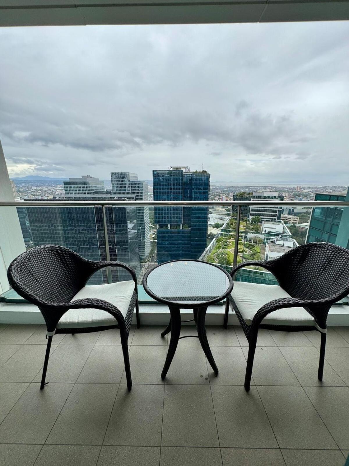 Apartment Bgc One Uptown Premium 2br With Balcony Near Supermarket, Malls And Restaurants *