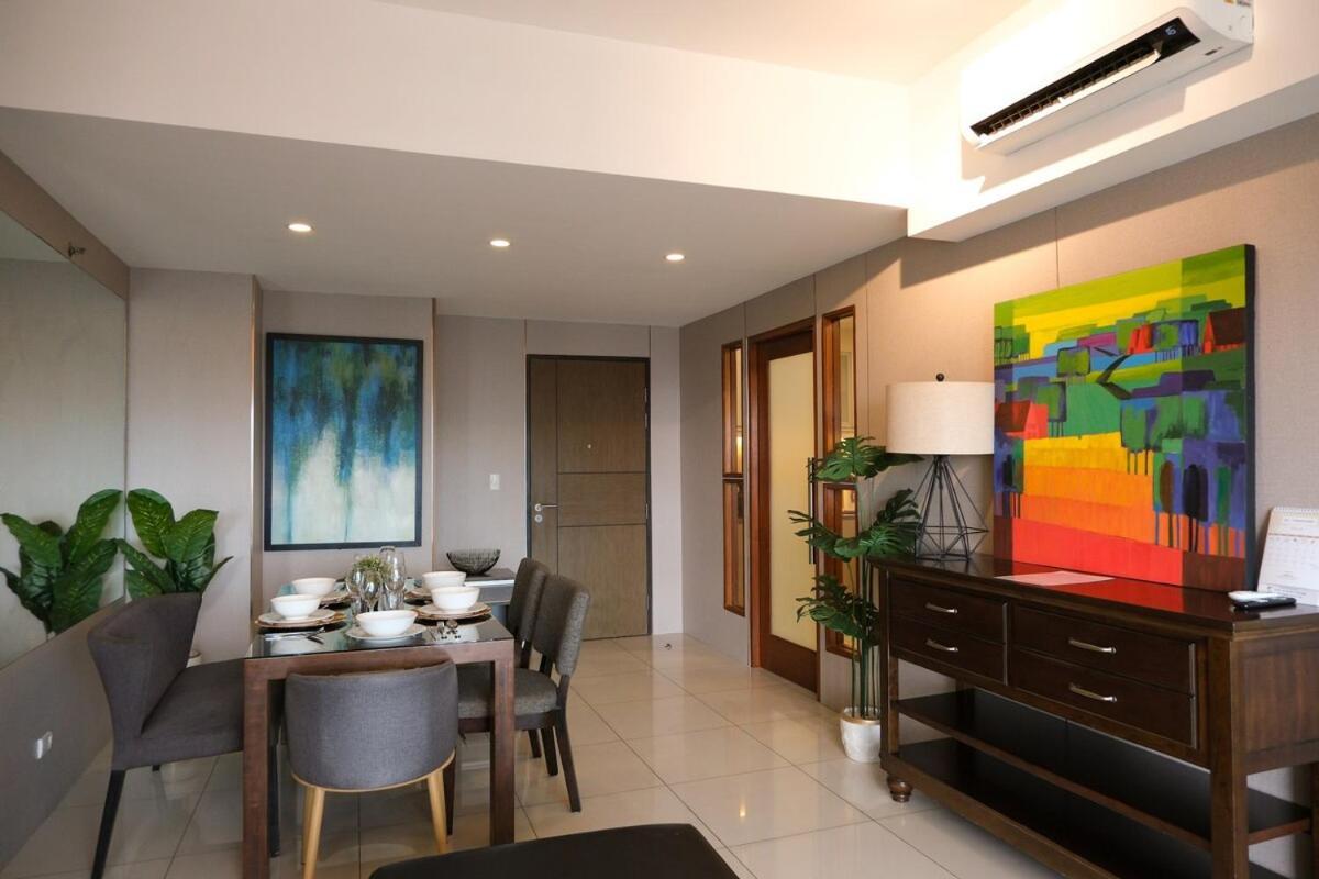Bgc One Uptown Premium 2br With Balcony Near Supermarket, Malls And Restaurants Apartment