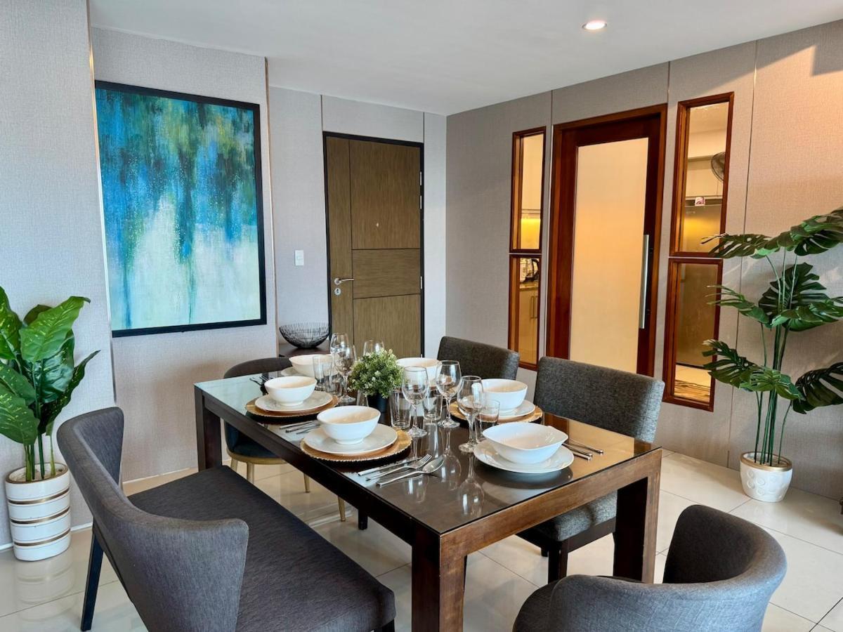 Apartment Bgc One Uptown Premium 2br With Balcony Near Supermarket, Malls And Restaurants