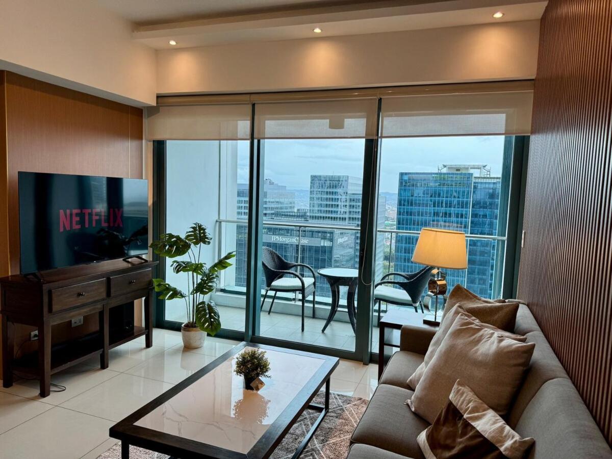 Bgc One Uptown Premium 2br With Balcony Near Supermarket, Malls And Restaurants * Manila
