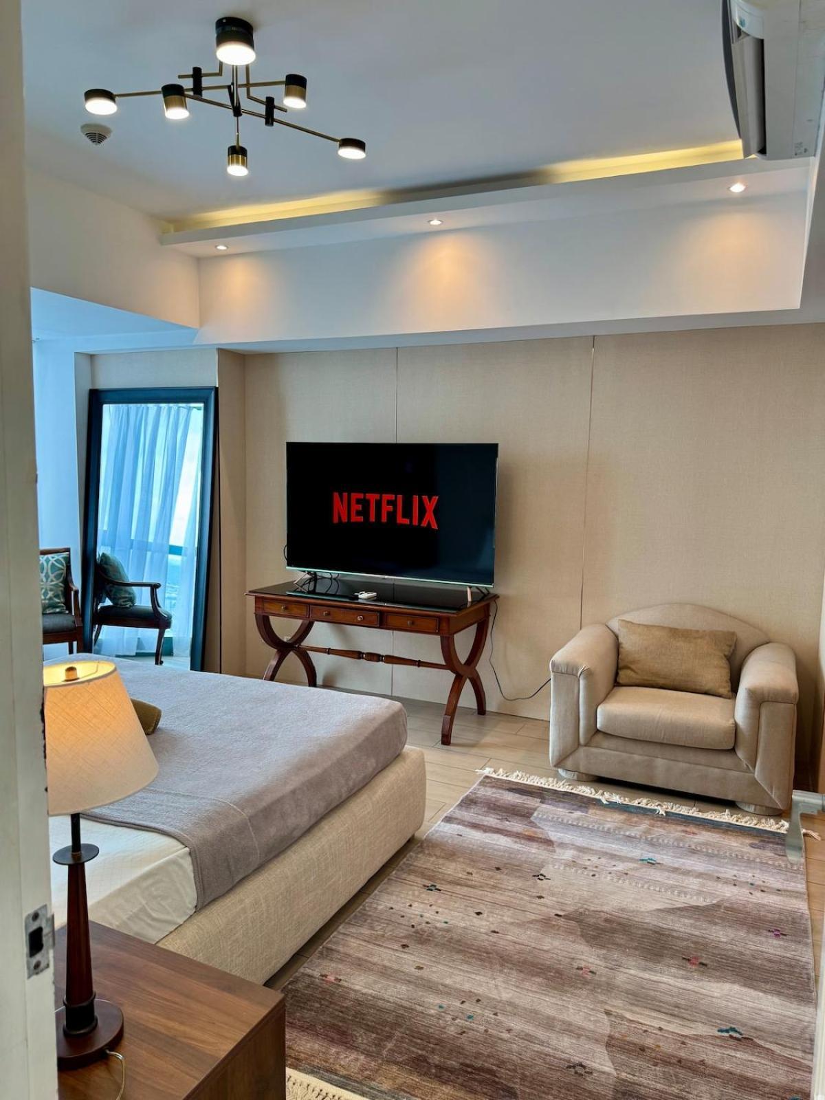 Bgc One Uptown Premium 2br With Balcony Near Supermarket, Malls And Restaurants * Manila
