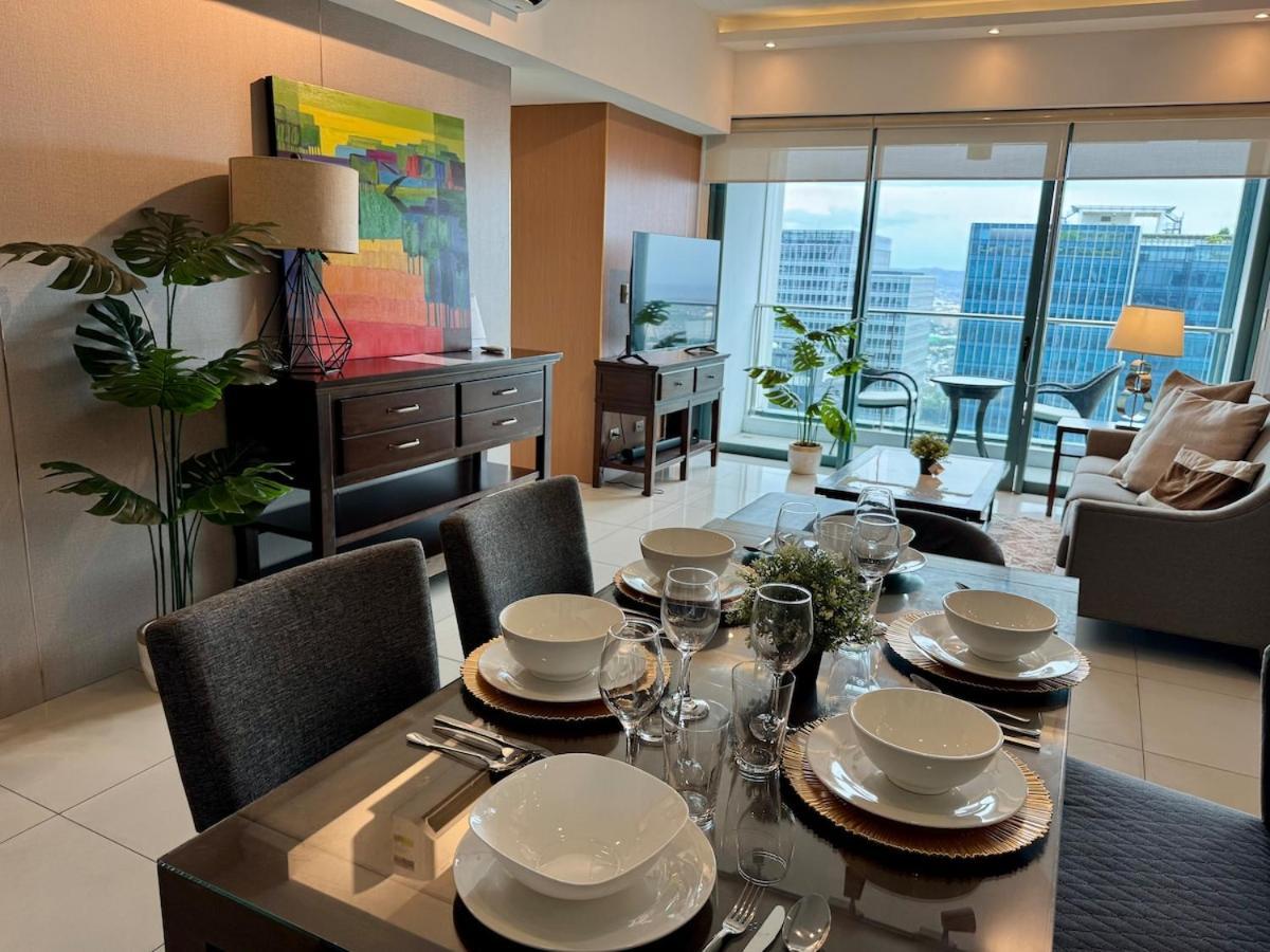 Bgc One Uptown Premium 2br With Balcony Near Supermarket, Malls And Restaurants
