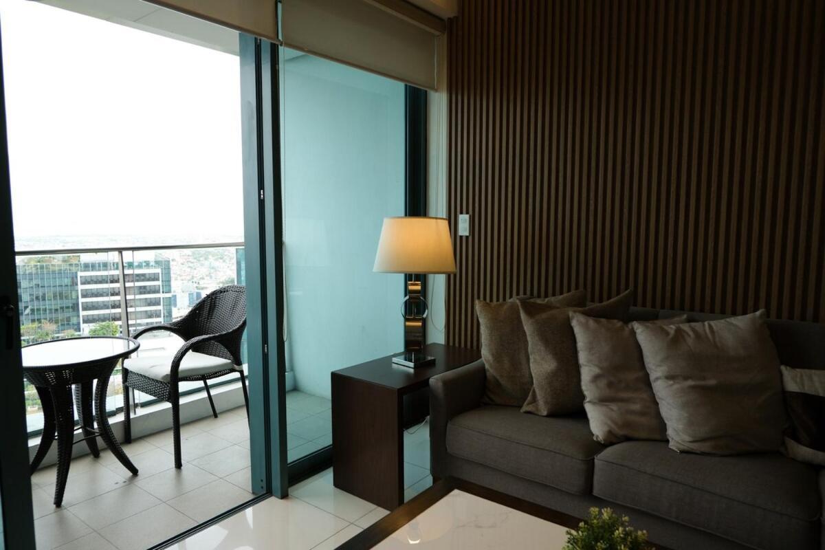 Apartment Bgc One Uptown Premium 2br With Balcony Near Supermarket, Malls And Restaurants