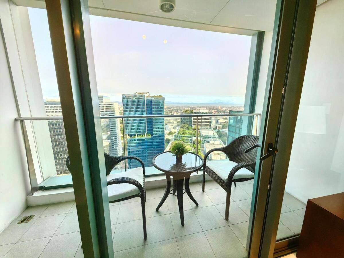 Bgc One Uptown Premium 2br With Balcony Near Supermarket, Malls And Restaurants Manila