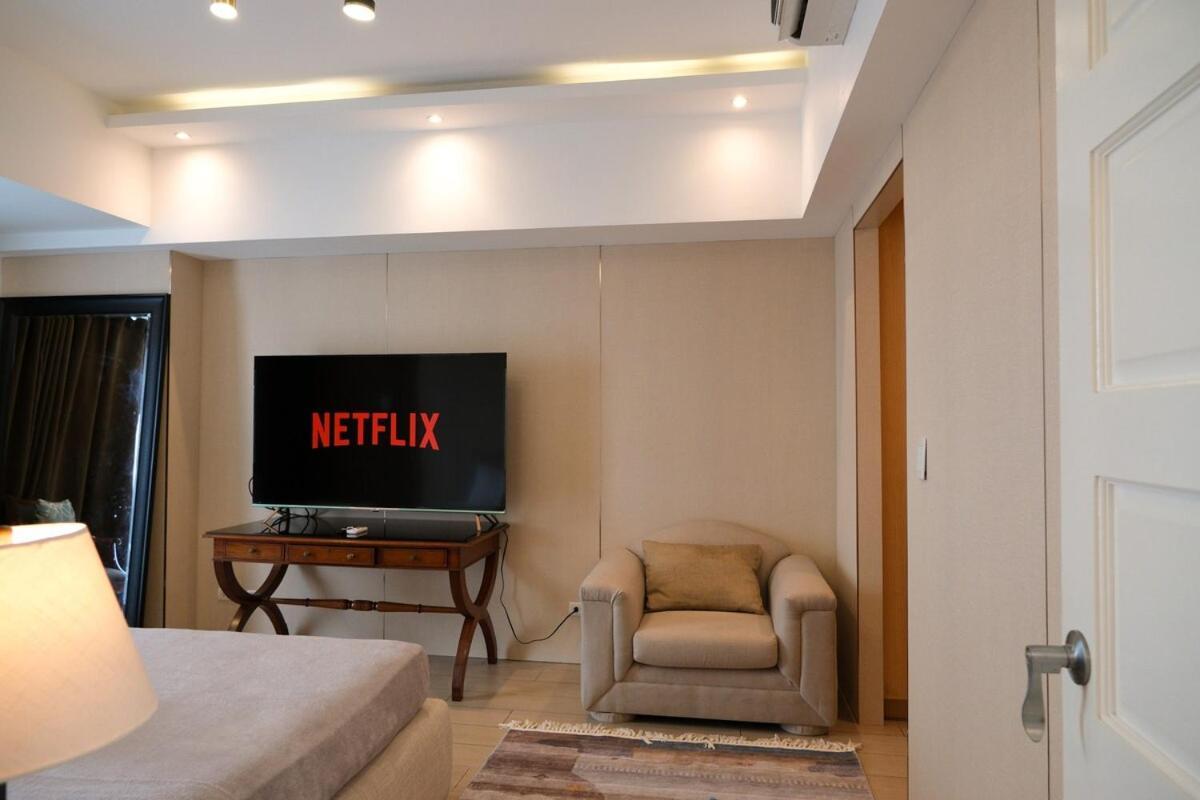 Bgc One Uptown Premium 2br With Balcony Near Supermarket, Malls And Restaurants Manila