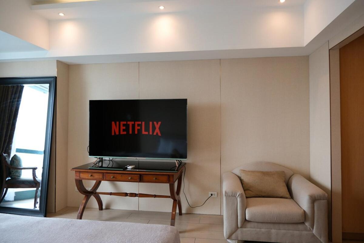 Apartment Bgc One Uptown Premium 2br With Balcony Near Supermarket, Malls And Restaurants