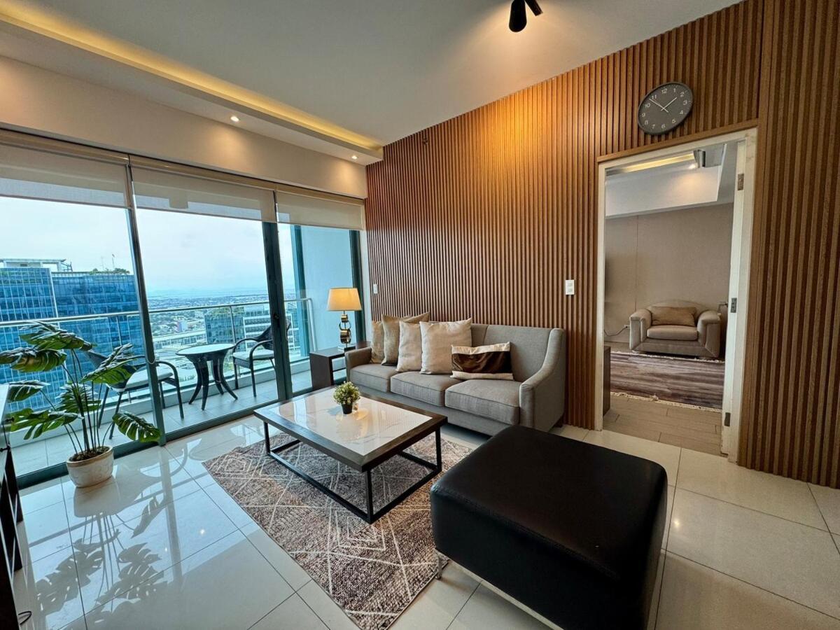 Bgc One Uptown Premium 2br With Balcony Near Supermarket, Malls And Restaurants Apartment Manila