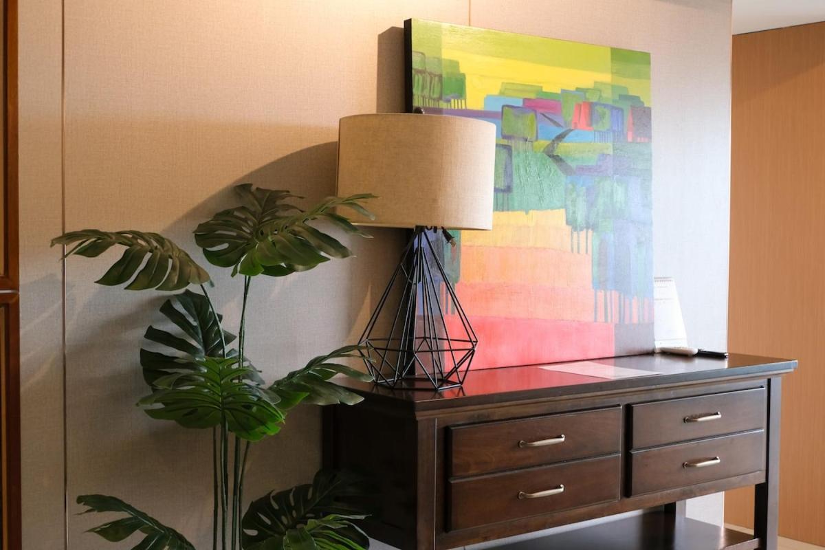 Bgc One Uptown Premium 2br With Balcony Near Supermarket, Malls And Restaurants Apartment