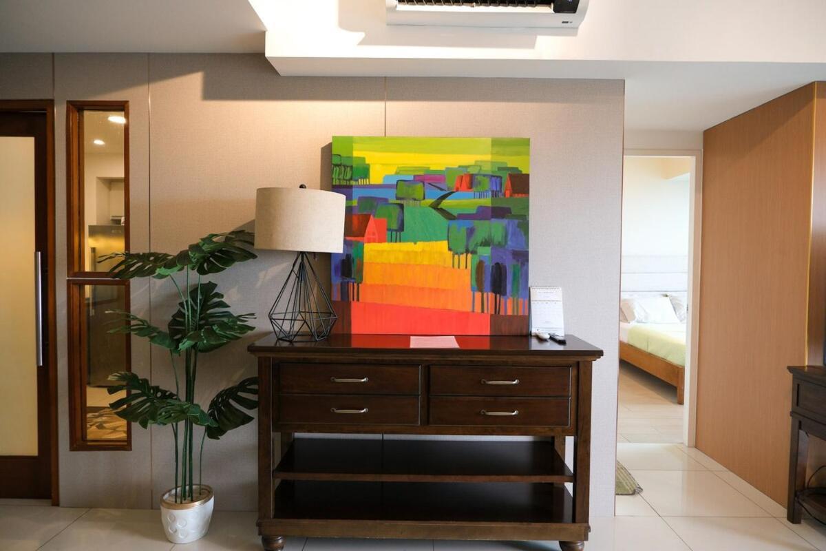Bgc One Uptown Premium 2br With Balcony Near Supermarket, Malls And Restaurants Manila