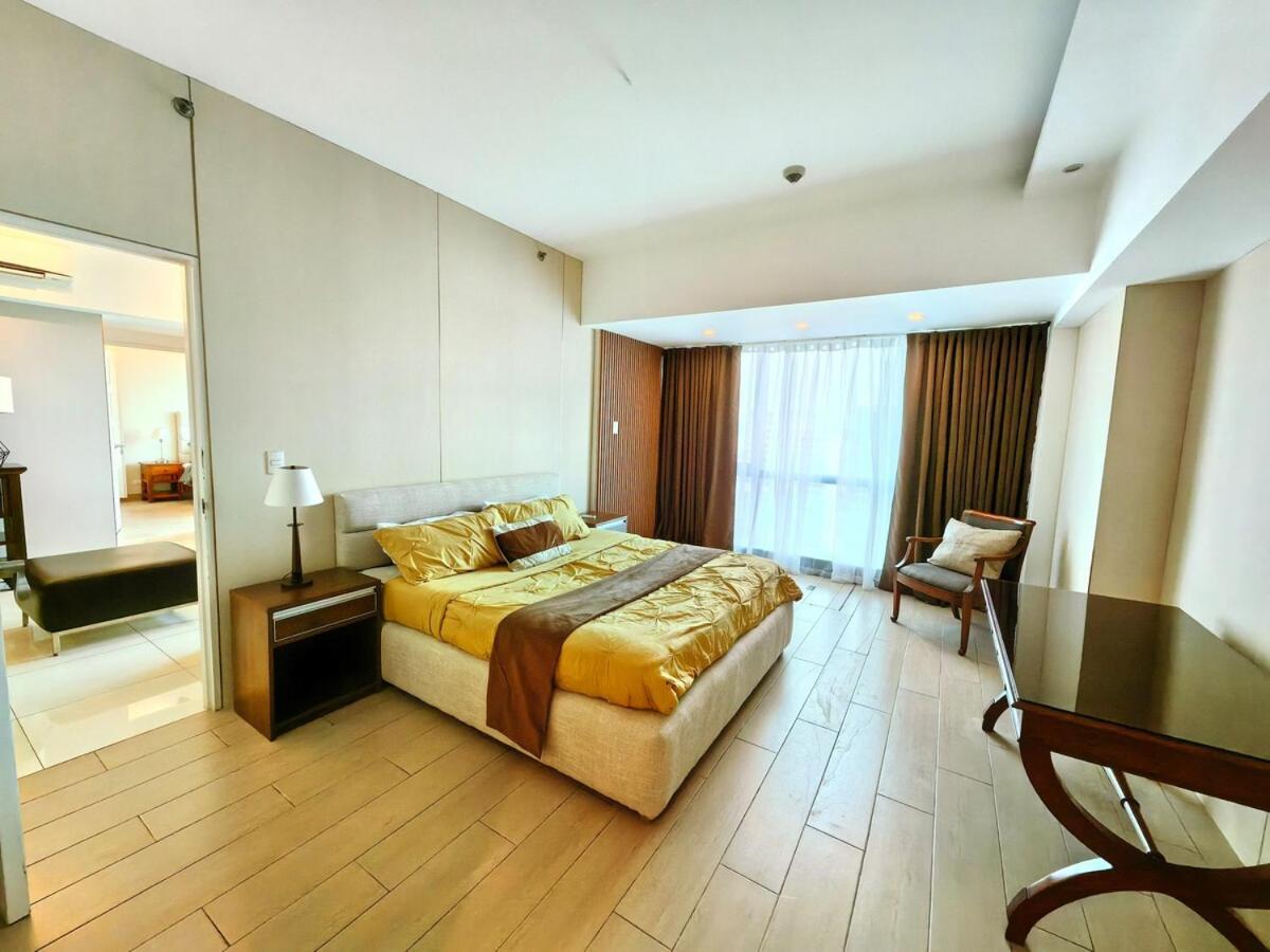 Bgc One Uptown Premium 2br With Balcony Near Supermarket, Malls And Restaurants * Manila
