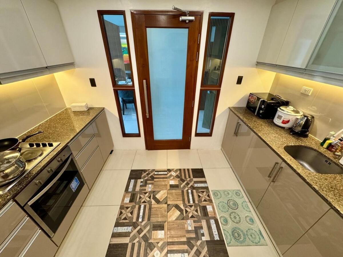 Bgc One Uptown Premium 2br With Balcony Near Supermarket, Malls And Restaurants Apartment Manila