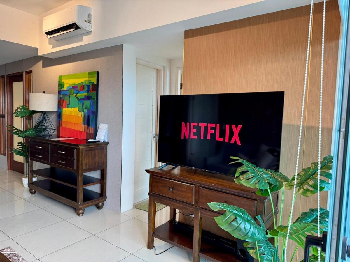 Bgc One Uptown Premium 2br With Balcony Near Supermarket, Malls And Restaurants * Manila