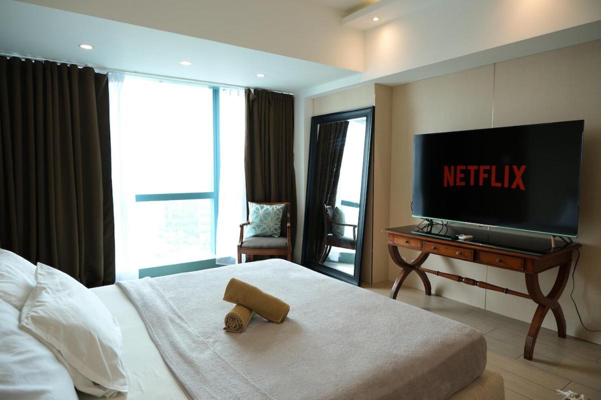 Bgc One Uptown Premium 2br With Balcony Near Supermarket, Malls And Restaurants