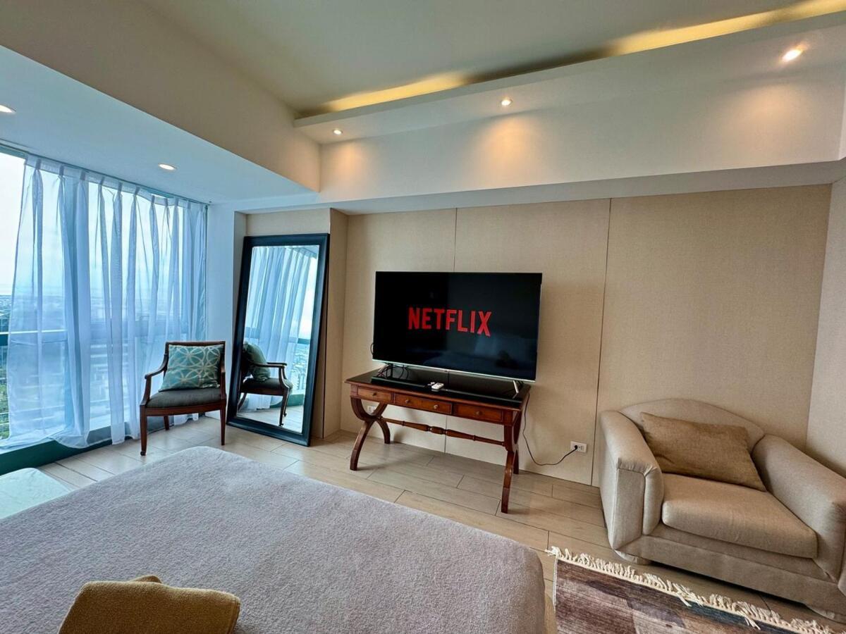 Bgc One Uptown Premium 2br With Balcony Near Supermarket, Malls And Restaurants
