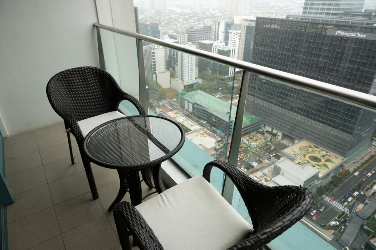 Bgc One Uptown Premium 2br With Balcony Near Supermarket, Malls And Restaurants Apartment