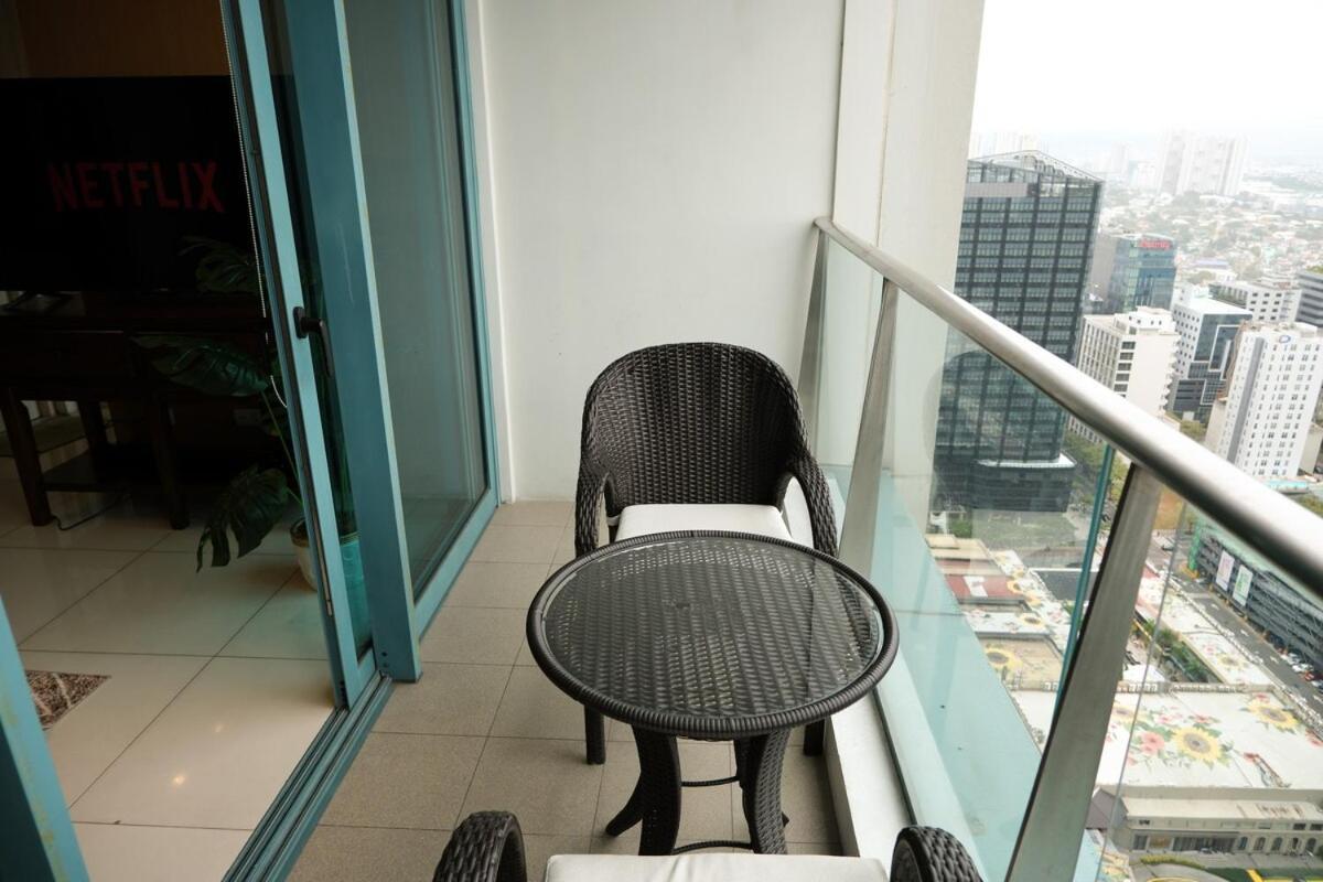 Bgc One Uptown Premium 2br With Balcony Near Supermarket, Malls And Restaurants Manila