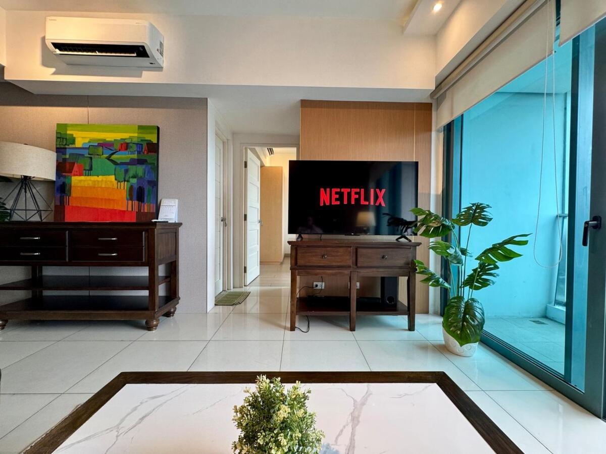Bgc One Uptown Premium 2br With Balcony Near Supermarket, Malls And Restaurants Manila