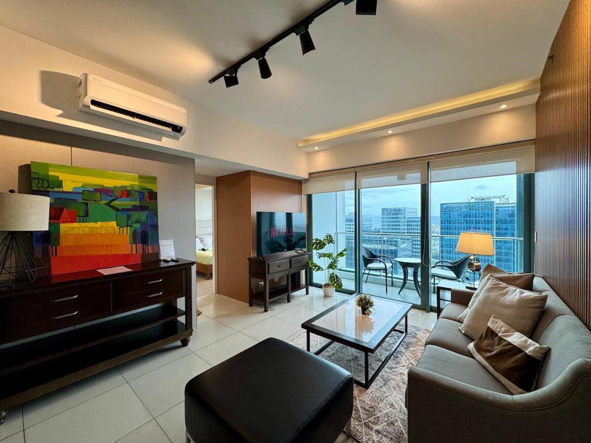 Bgc One Uptown Premium 2br With Balcony Near Supermarket, Malls And Restaurants Apartment Manila