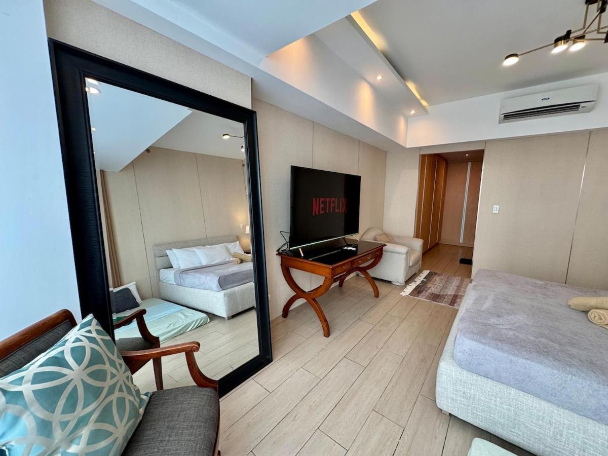 Apartment Bgc One Uptown Premium 2br With Balcony Near Supermarket, Malls And Restaurants