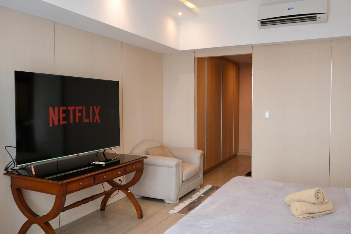Bgc One Uptown Premium 2br With Balcony Near Supermarket, Malls And Restaurants Manila
