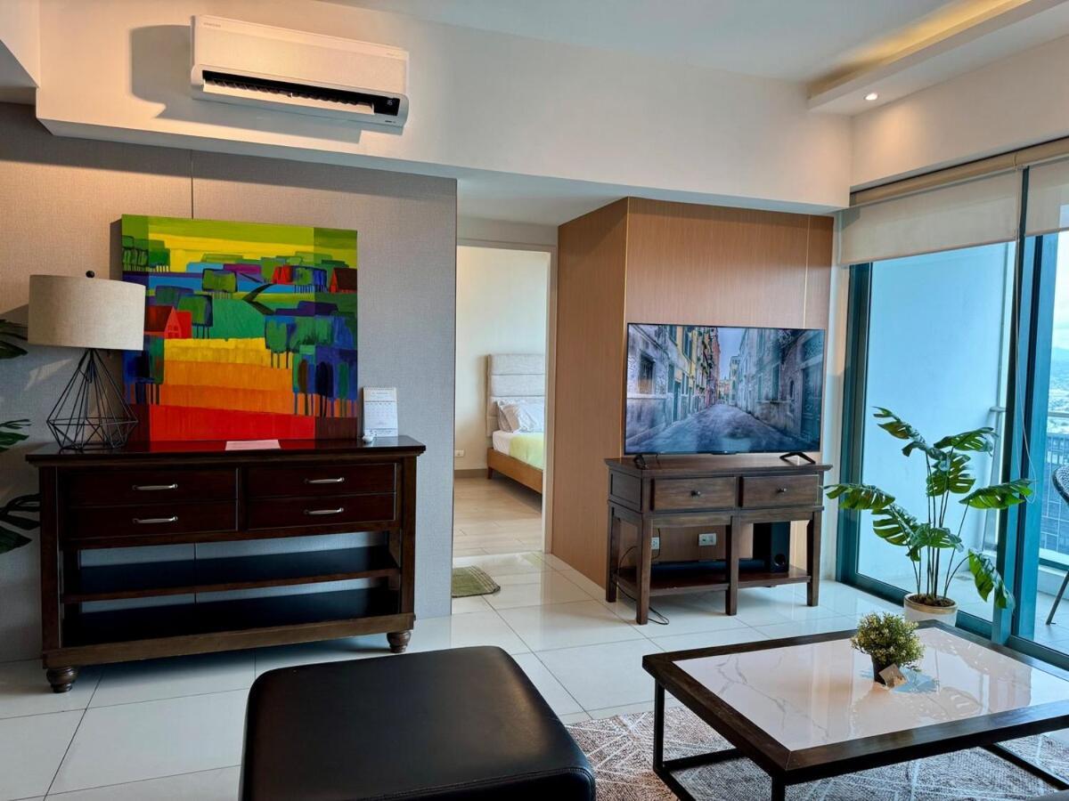 Apartamento Bgc One Uptown Premium 2br With Balcony Near Supermarket, Malls And Restaurants