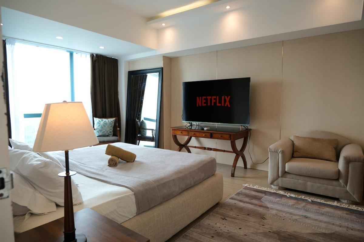 Bgc One Uptown Premium 2br With Balcony Near Supermarket, Malls And Restaurants Manila
