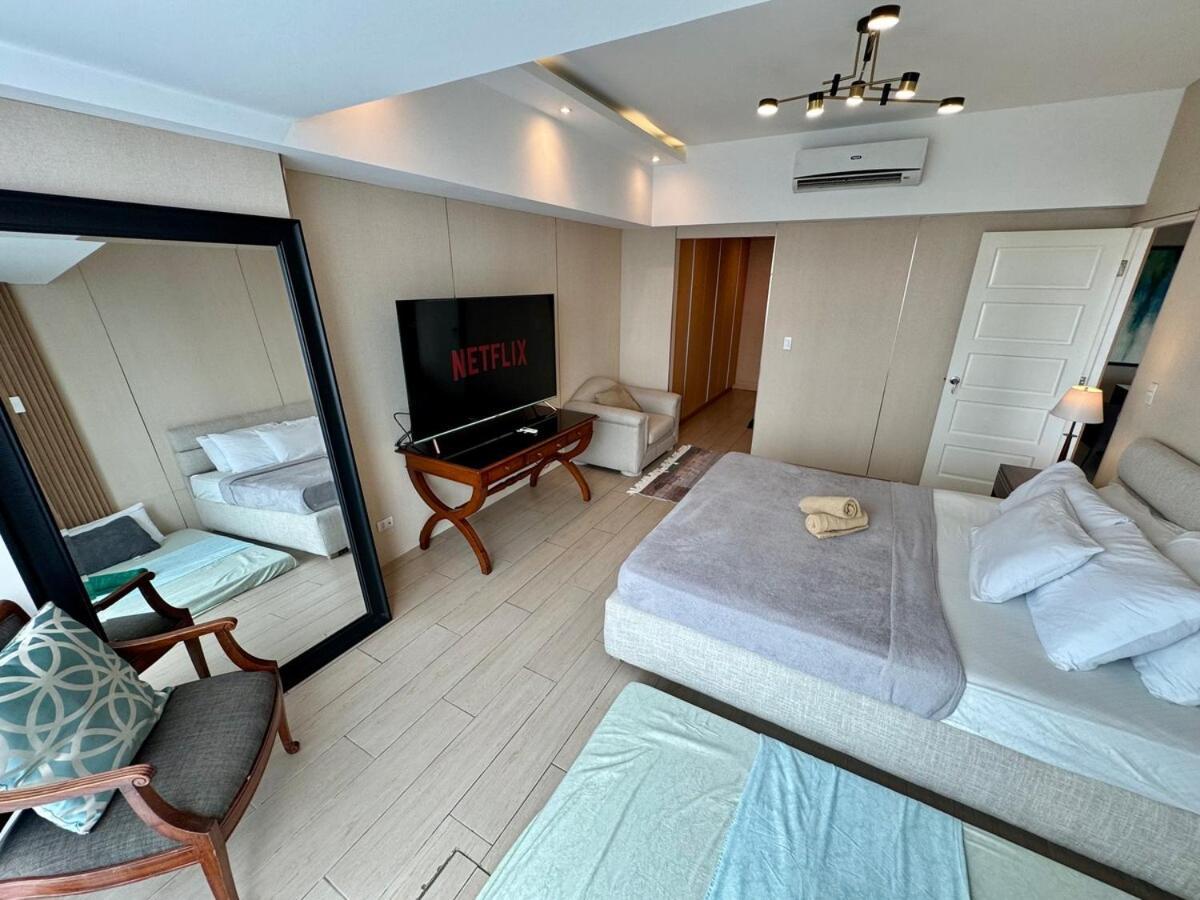 Bgc One Uptown Premium 2br With Balcony Near Supermarket, Malls And Restaurants Apartment *