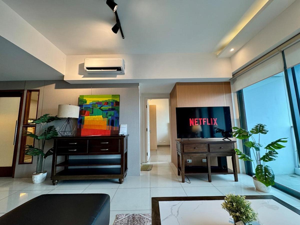 Apartment Bgc One Uptown Premium 2br With Balcony Near Supermarket, Malls And Restaurants