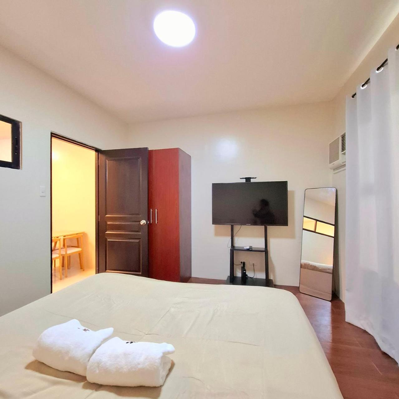 Apartment Breathtaking Bayviews - 1 Bedroom 1 Bathroom With Balcony Bayview Pool Netflix - Housekeeping Available - Manila
