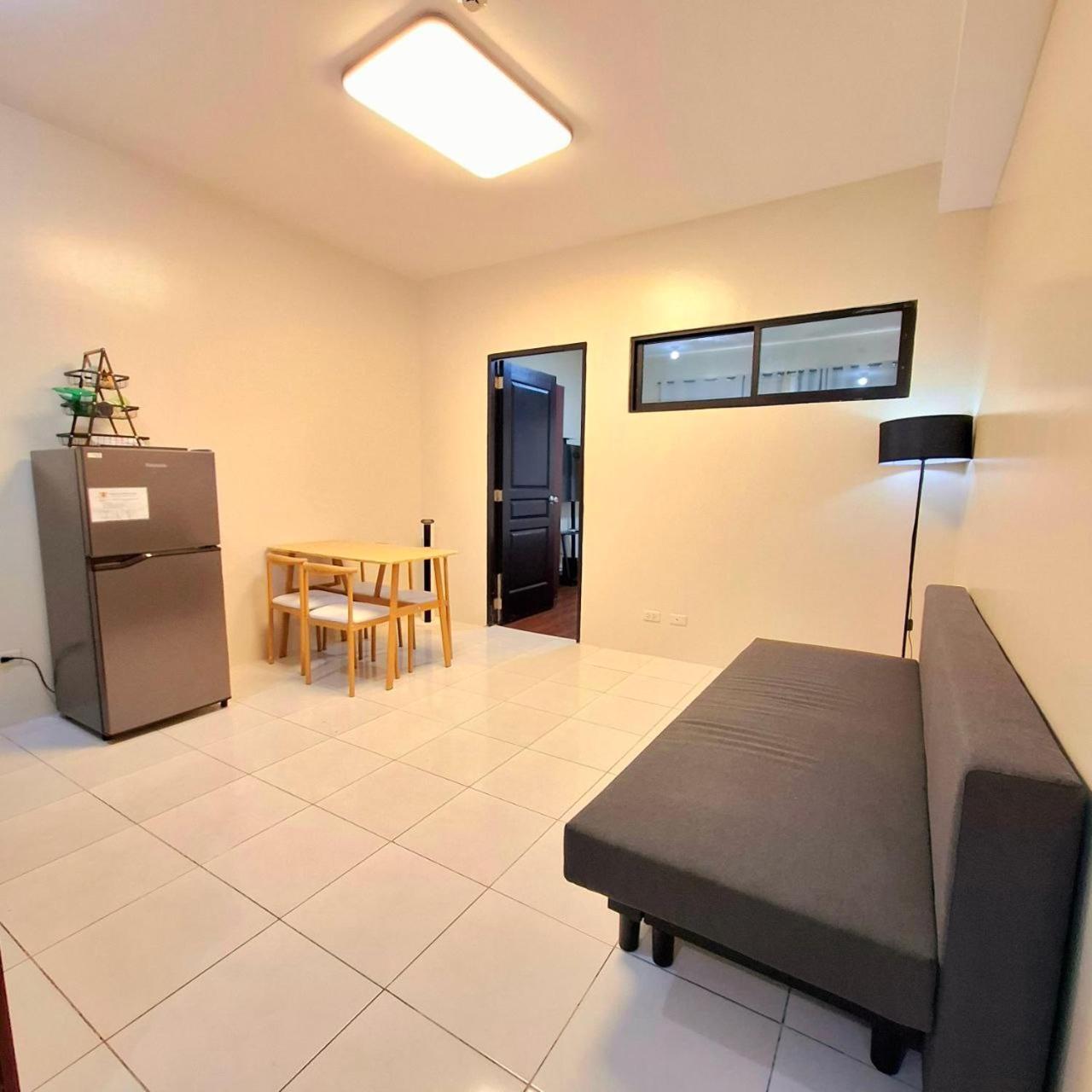 Apartment Breathtaking Bayviews - 1 Bedroom 1 Bathroom With Balcony Bayview Pool Netflix - Housekeeping Available - Manila