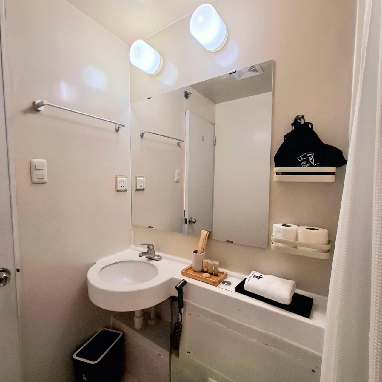 Breathtaking Bayviews - 1 Bedroom 1 Bathroom With Balcony Bayview Pool Netflix - Housekeeping Available - *