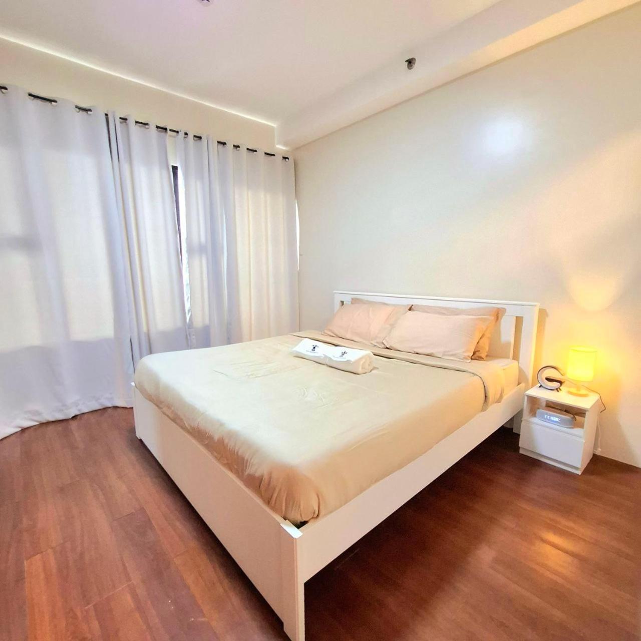 Breathtaking Bayviews - 1 Bedroom 1 Bathroom With Balcony Bayview Pool Netflix - Housekeeping Available - Apartment Manila