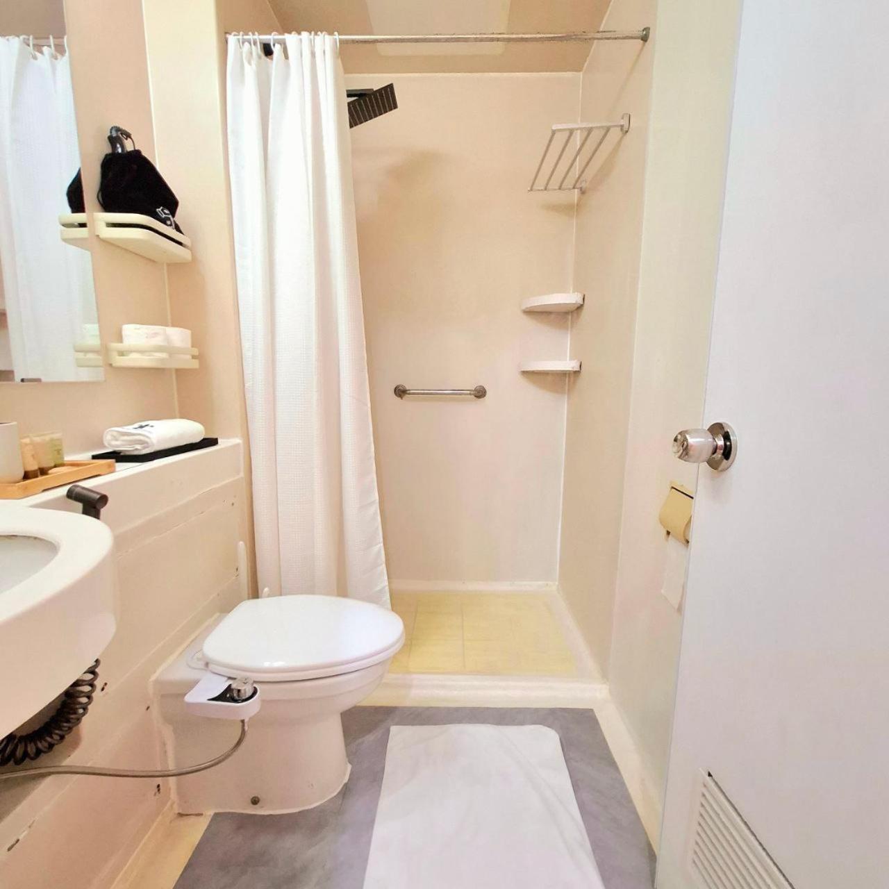 Apartment Breathtaking Bayviews - 1 Bedroom 1 Bathroom With Balcony Bayview Pool Netflix - Housekeeping Available - *