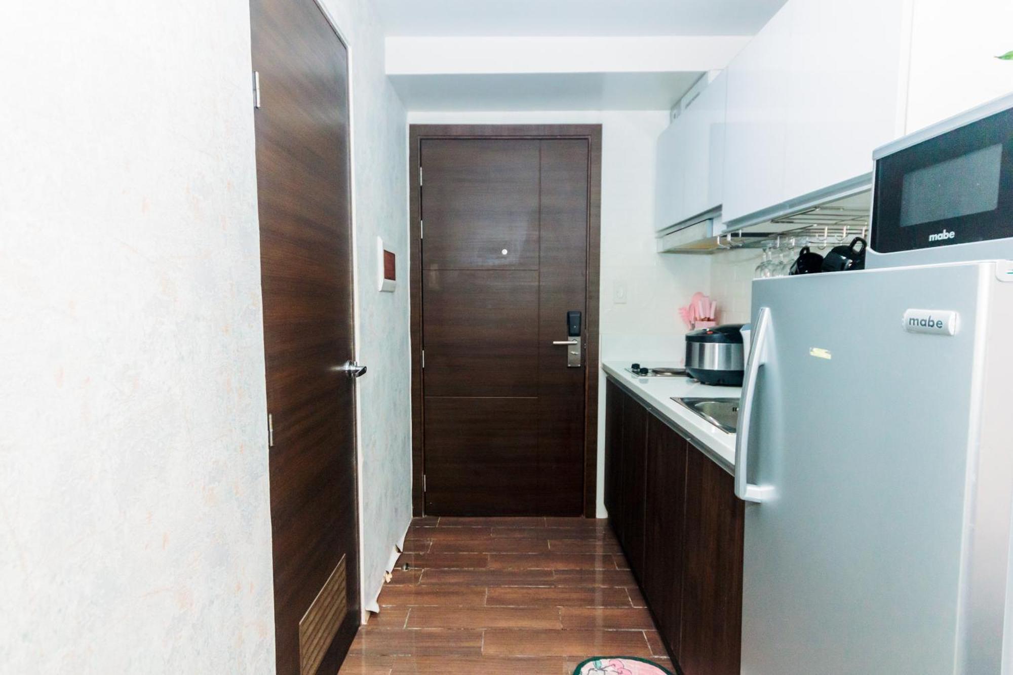 Chic Romantic Getaway Makati One Br Two Br Swim Gym 300 Mb Apartment