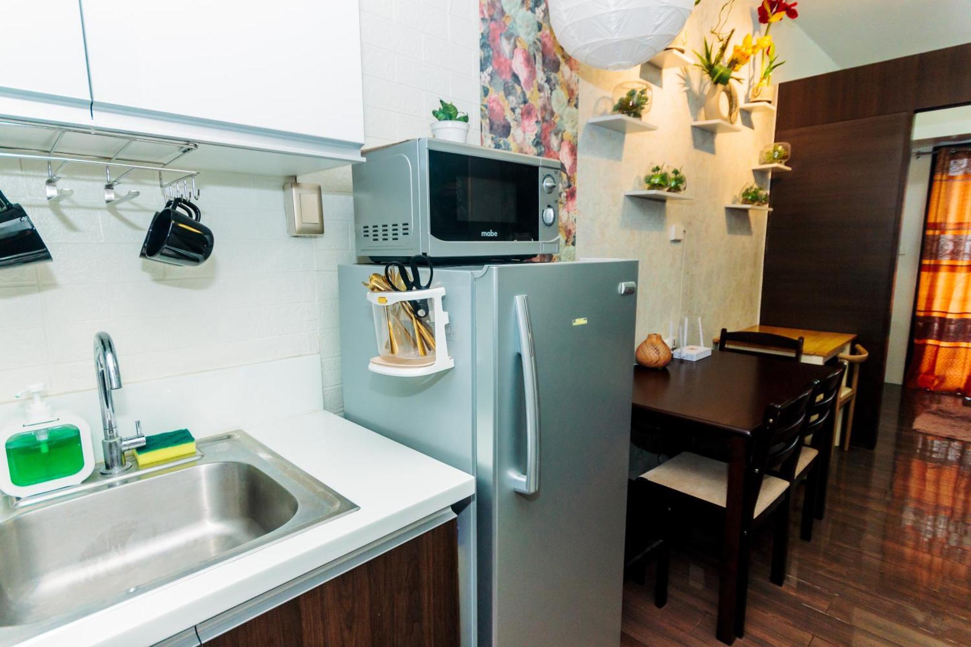Apartment Chic Romantic Getaway Makati One Br Two Br Swim Gym 300 Mb Manila