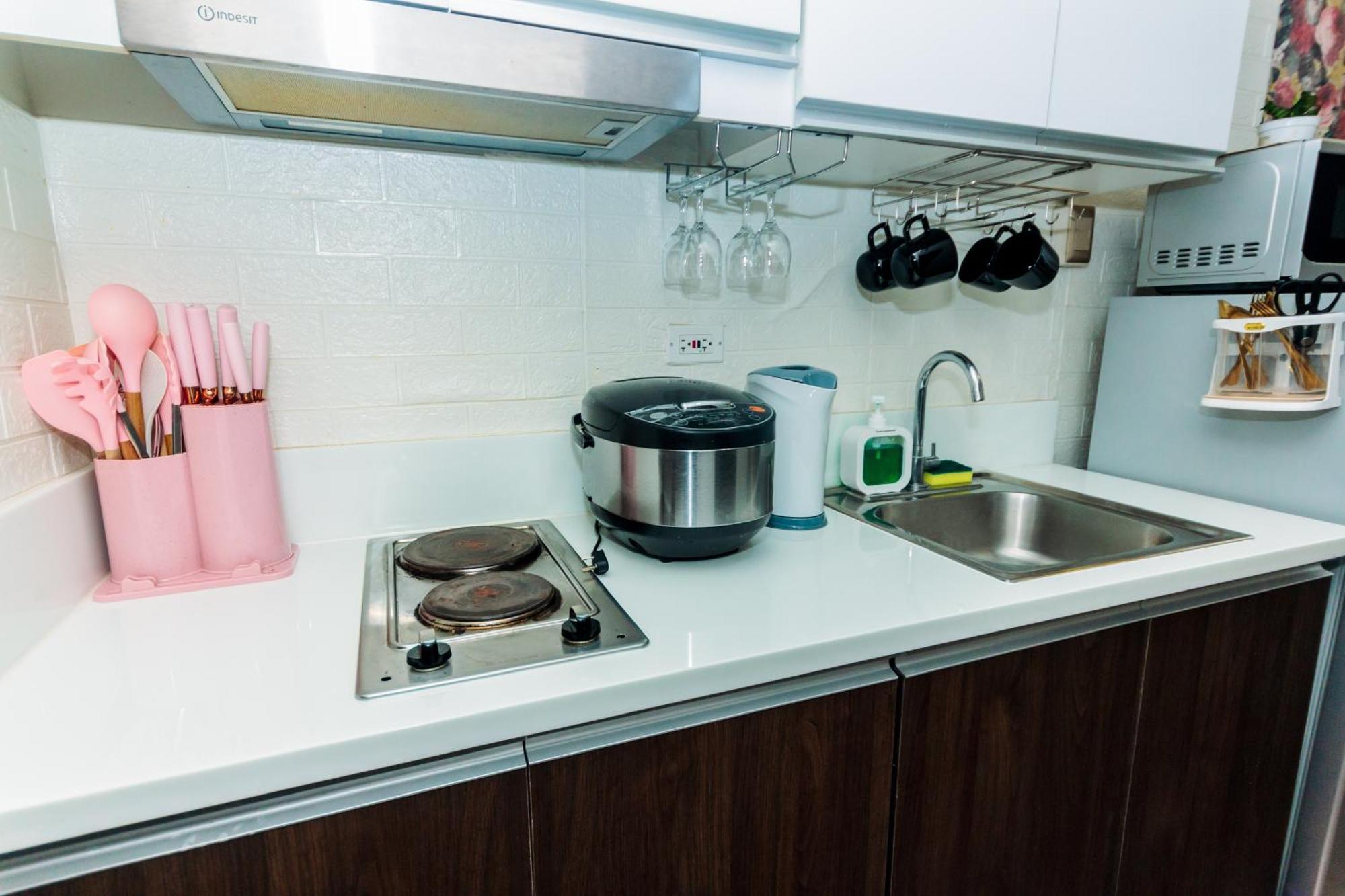 Chic Romantic Getaway Makati One Br Two Br Swim Gym 300 Mb