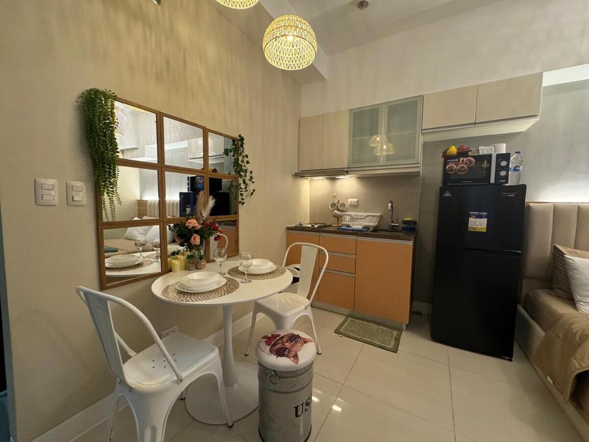 Apartment Staycation Near Venice Mall Mckinley Taguig